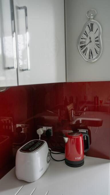 Cool Dalston Studio With Balcony And Gym Apartment ลอนดอน ภายนอก รูปภาพ