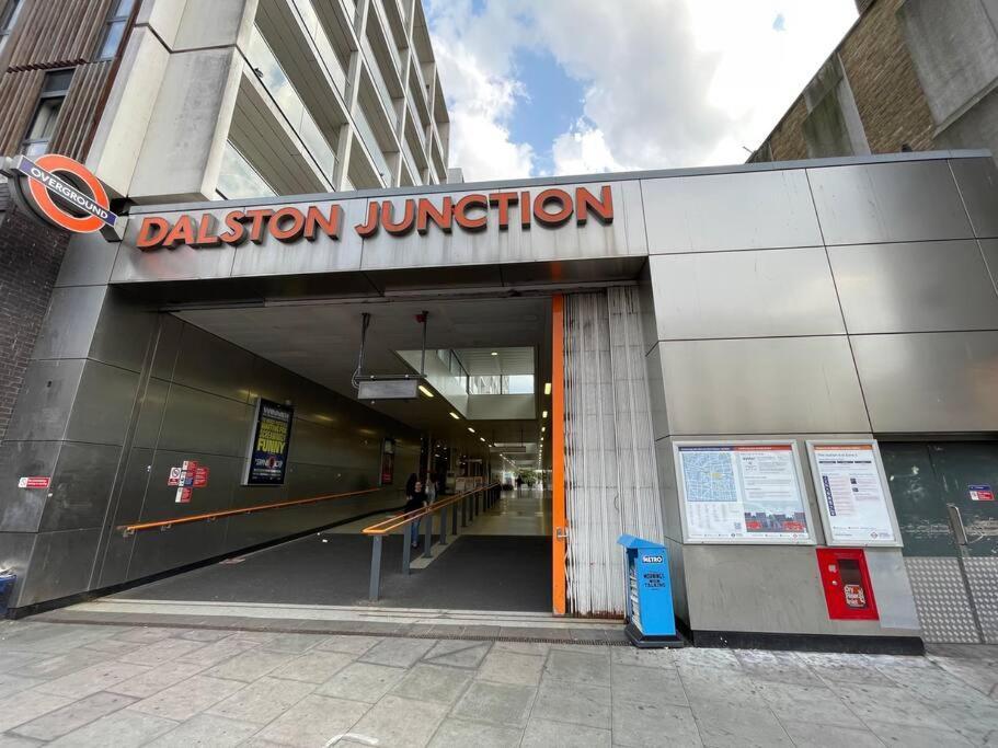 Cool Dalston Studio With Balcony And Gym Apartment ลอนดอน ภายนอก รูปภาพ